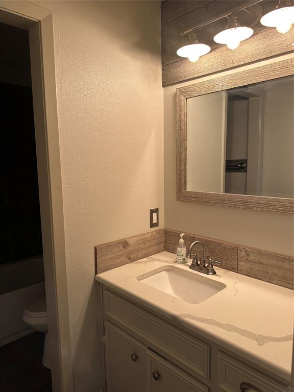 137 Oakview Circle Waco, TX 76705 - Photo 29 of 35 a bathroom with a sink and a mirror