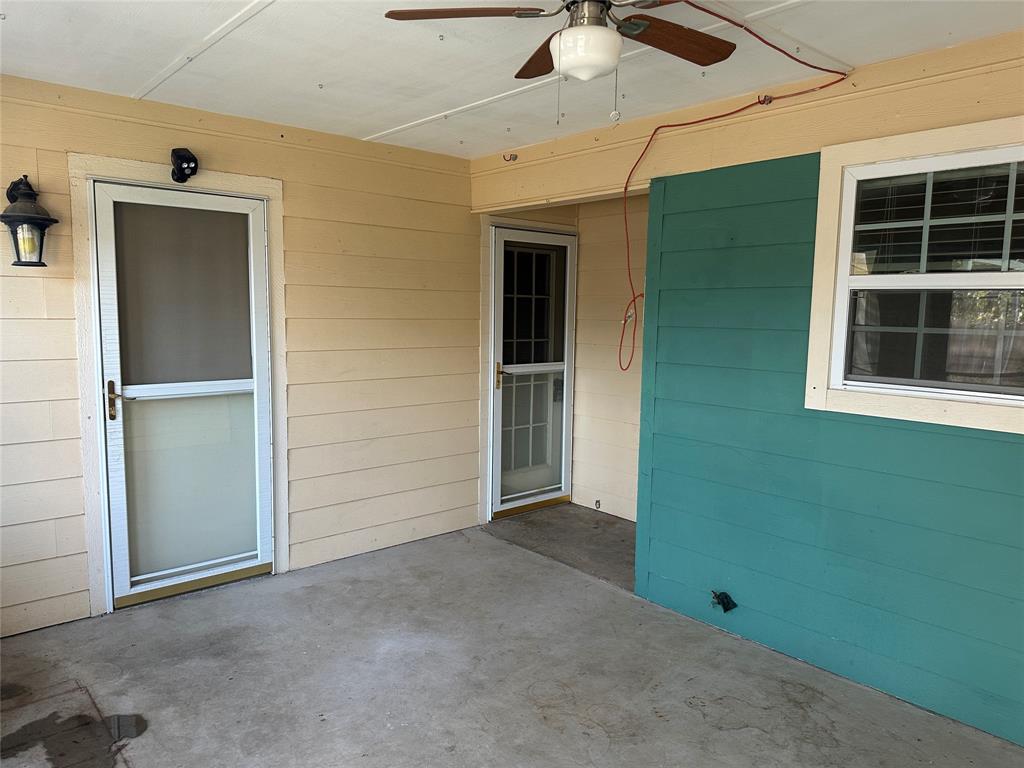 137 Oakview Circle Waco, TX 76705 - Photo 34 of 35 an empty room with closet and windows