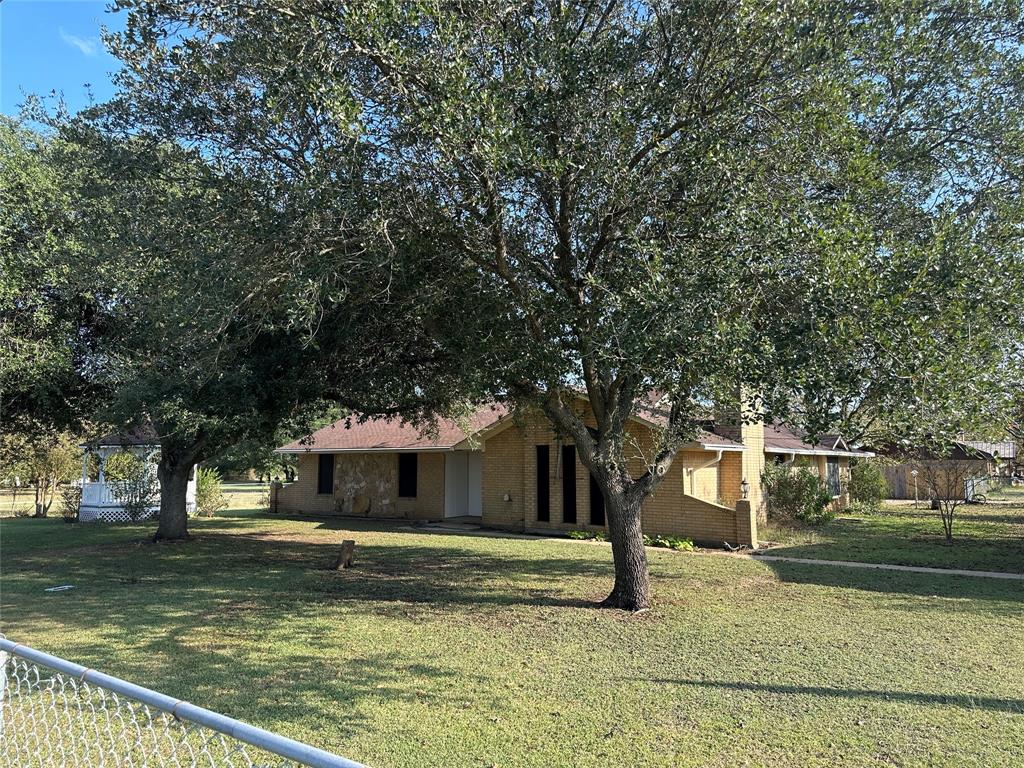 137 Oakview Circle Waco, TX 76705 - Photo 4 of 35 a front view of a house with a yard