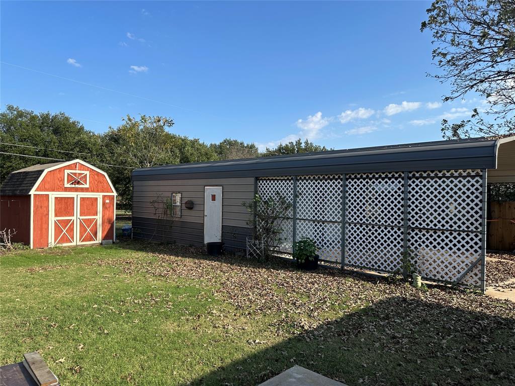 137 Oakview Circle Waco, TX 76705 - Photo 8 of 35 a view of a backyard