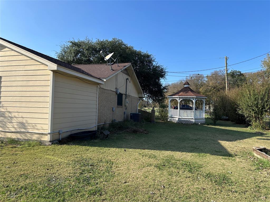 137 Oakview Circle Waco, TX 76705 - Photo 9 of 35 a front view of a house with a garden