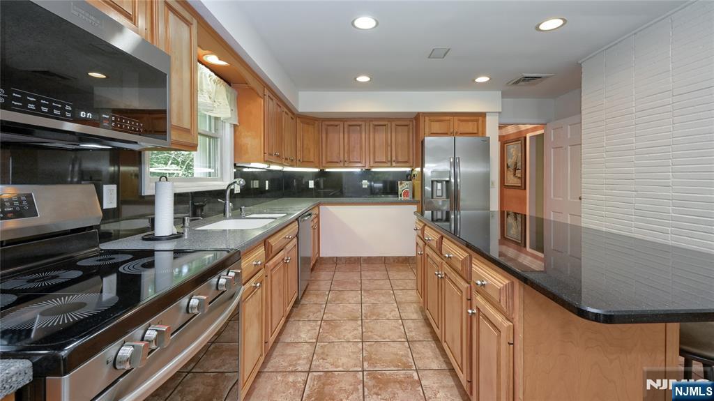 460 Laurel Lane Butler, NJ 07405 - Photo 6 of 32
