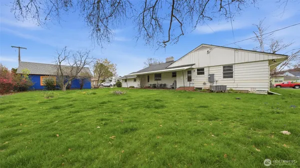 a view of a yard with a house
