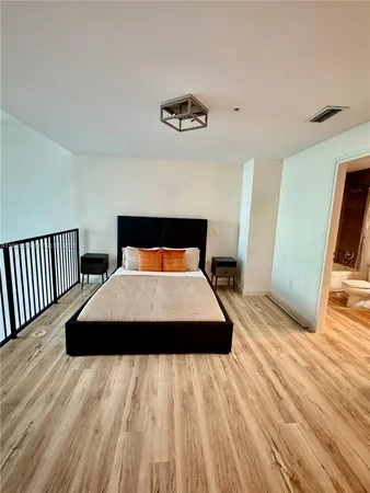$4,000 | 300 South Biscayne Boulevard, Unit L1210, Miami, FL 33131