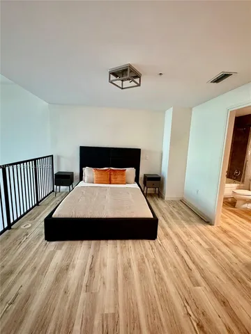 $5,000 | 300 South Biscayne Boulevard, Unit L1210, Miami, FL 33131