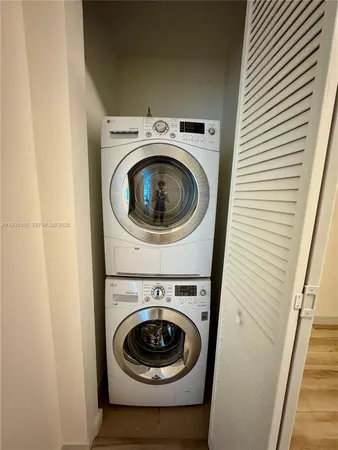 $4,000 | 300 South Biscayne Boulevard, Unit L1210, Miami, FL 33131