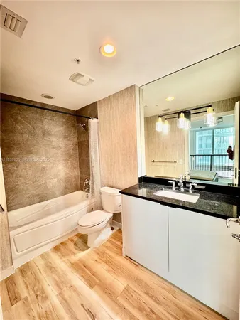 $4,000 | 300 South Biscayne Boulevard, Unit L1210, Miami, FL 33131