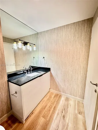 $4,000 | 300 South Biscayne Boulevard, Unit L1210, Miami, FL 33131