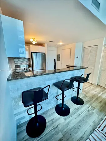 $4,000 | 300 South Biscayne Boulevard, Unit L1210, Miami, FL 33131