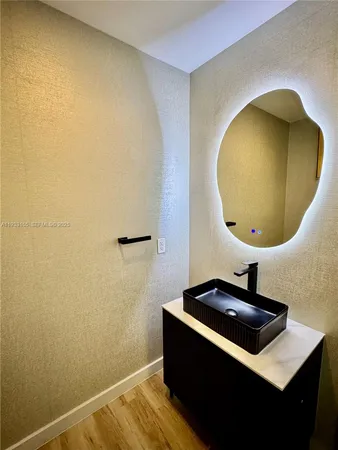 $4,000 | 300 South Biscayne Boulevard, Unit L1210, Miami, FL 33131