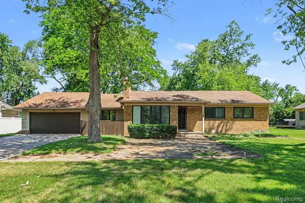 $425,000 | 2360 Pine View Drive, West Bloomfield, MI 48324