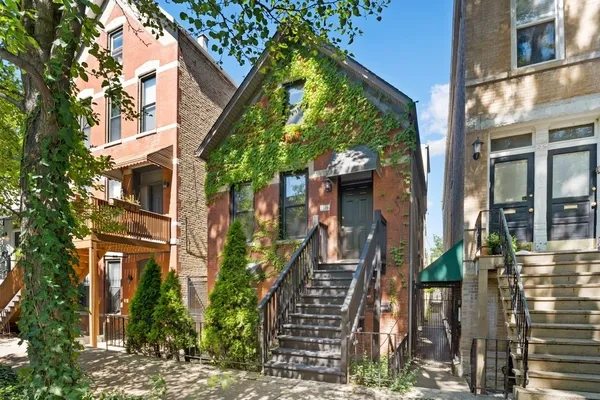 $2,200 | 2116 West Lyndale Street, Unit 1, Chicago, IL 60647