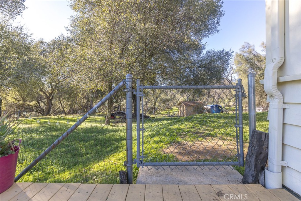 3977 Spring Court Mariposa, CA 95338 - Photo 34 of 72 a view of a garden from a balcony