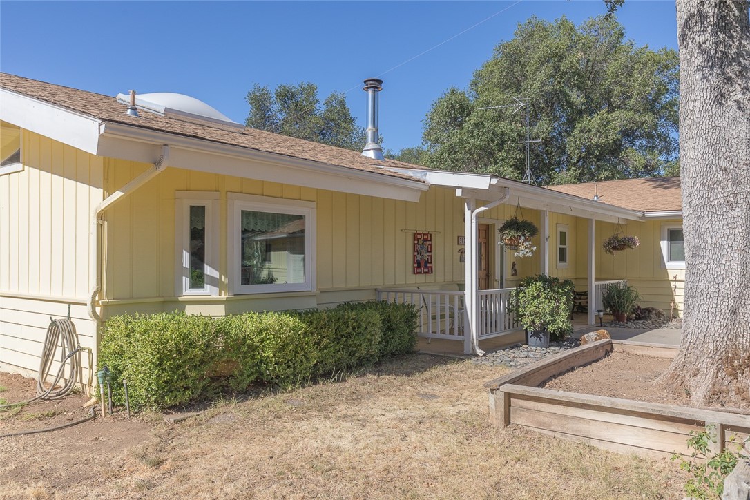 3977 Spring Court Mariposa, CA 95338 - Photo 5 of 72 front view of a house with a yard