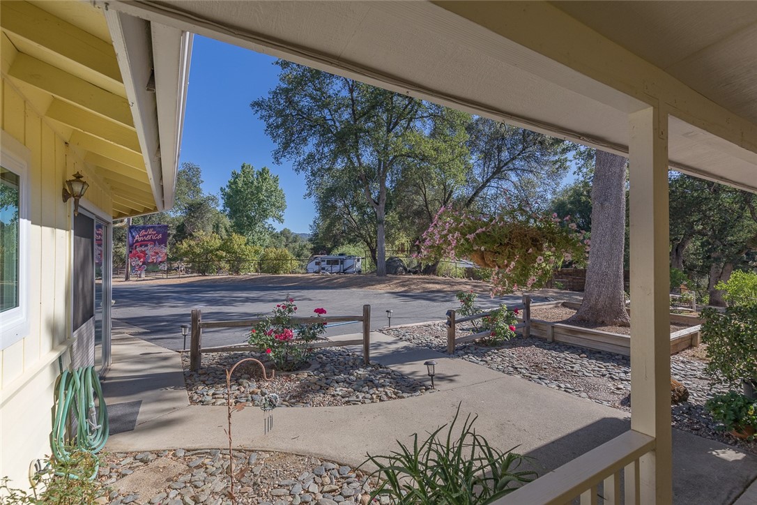 3977 Spring Court Mariposa, CA 95338 - Photo 8 of 72 a view of a patio with table and chairs and potted plants