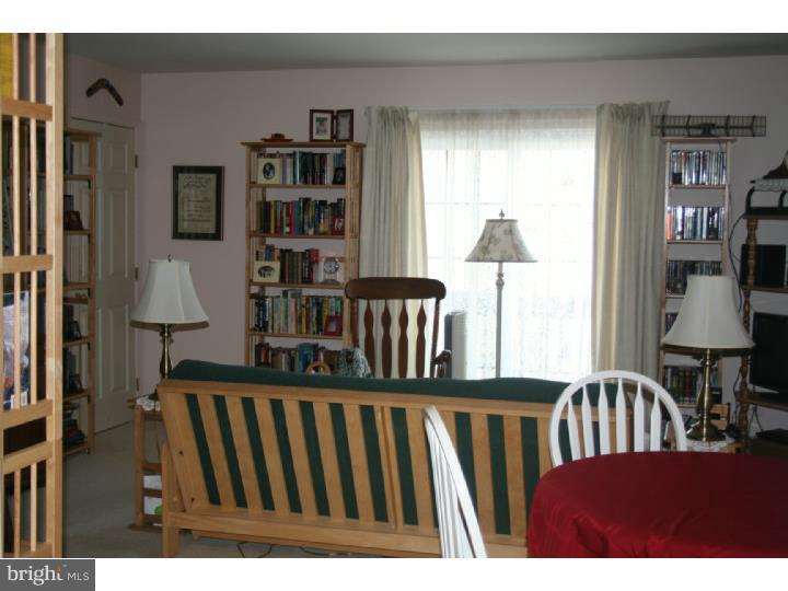 22 South Springfield Road, Unit O4 Clifton Heights, PA 19018 - Photo 8 of 18 Living Room