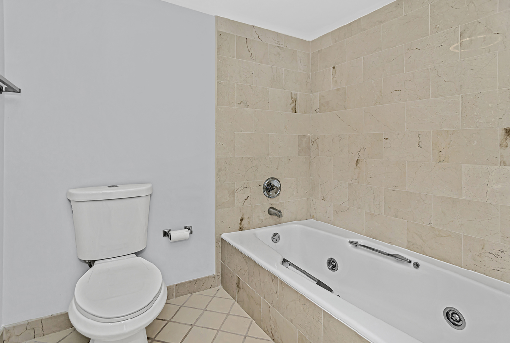 1125 Lake Cook Road, Unit 511 Northbrook, IL 60062 - Photo 14 of 18 a bathroom with a toilet and a bathtub