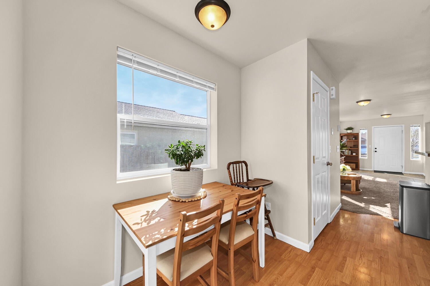 61258 Blakely Road Bend, OR 97702 - Photo 11 of 26 Eating area right off kitchen.