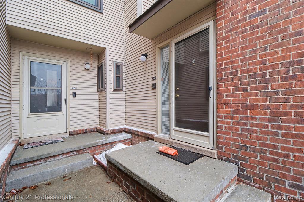 6680 Ridgefield Circle West Bloomfield, MI 48322 - Photo 5 of 24