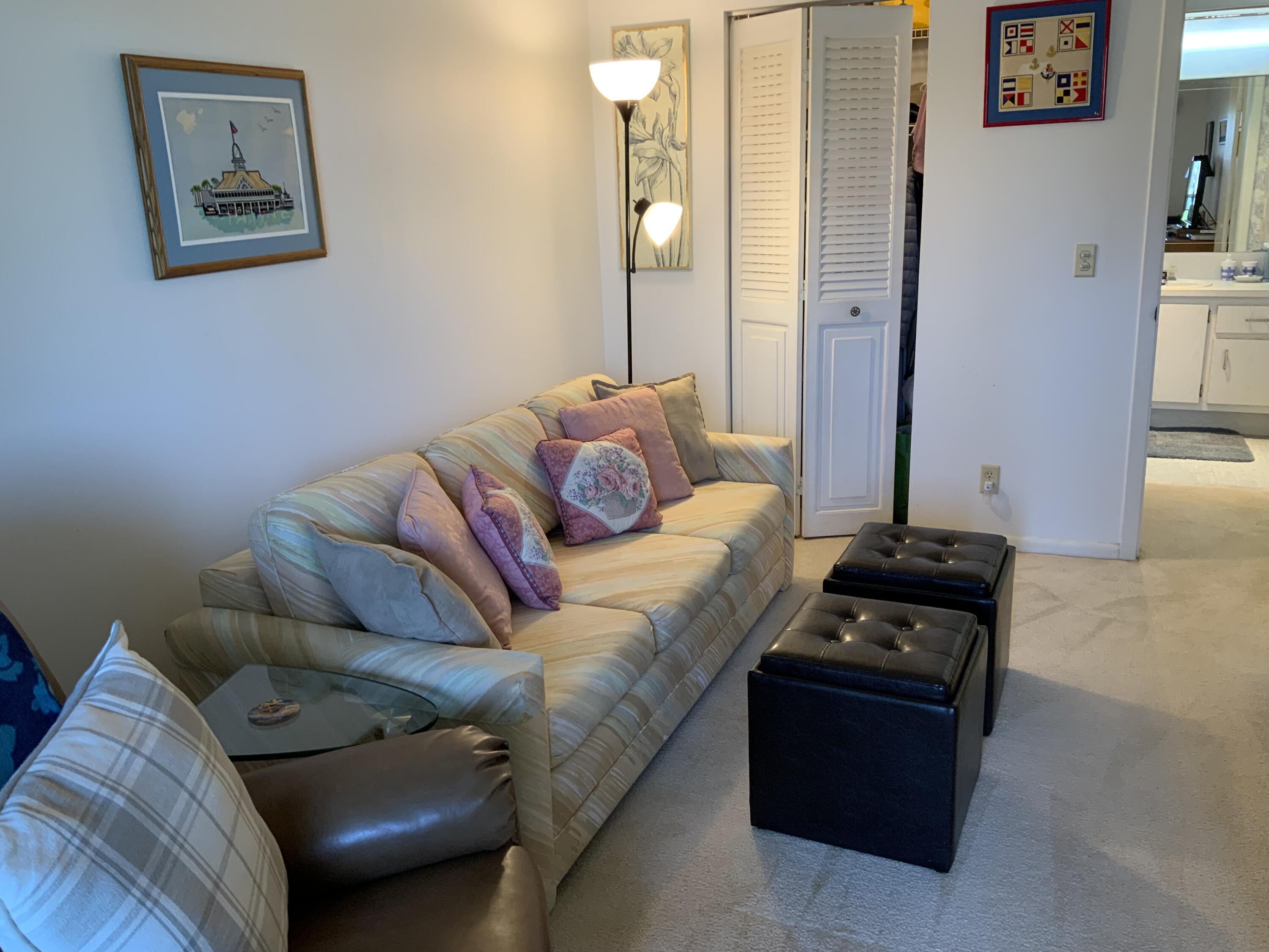 2050 Hythe A Boca Raton, FL 33434 - Photo 4 of 20 IMG_2050