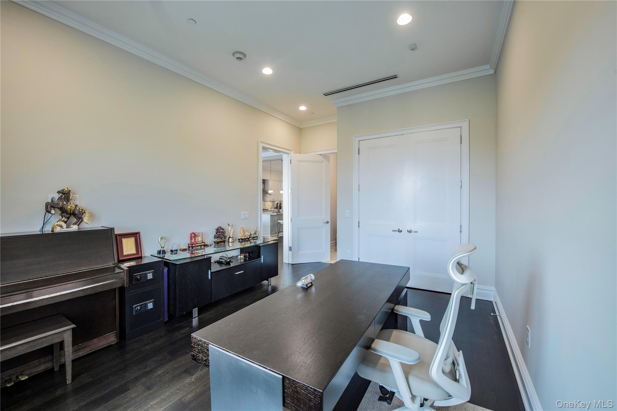 1000 Royal Court, Unit 1306 North Hills, NY 11040 - Photo 16 of 33 a living room with furniture
