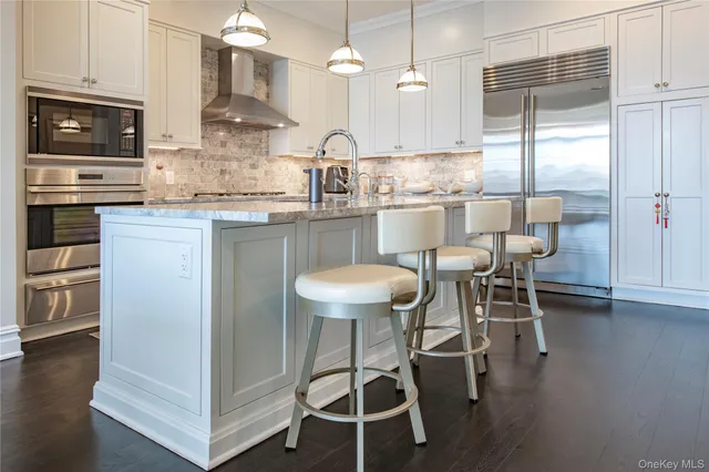 a large kitchen with kitchen island a large island in it