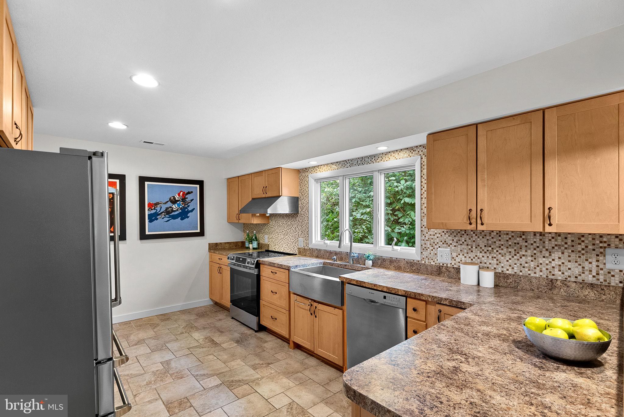 35121 Bloomfield Road Round Hill, VA 20141 - Photo 20 of 57 Spacious and Bright Kitchen w/ SS Appliances