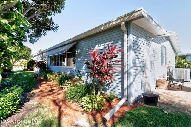 a front view of house with yard