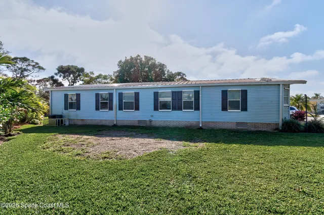 a view of a house with backyard and garden
