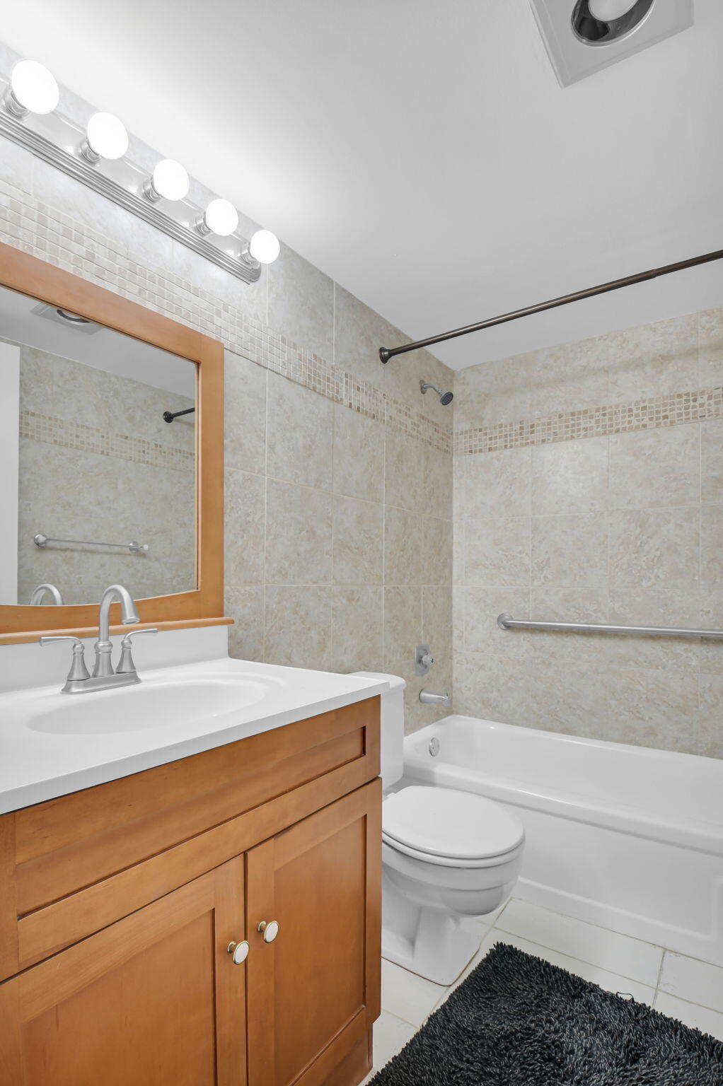 4088 Exeter Boca Raton, FL 33434 - Photo 18 of 48 Main Bathroom