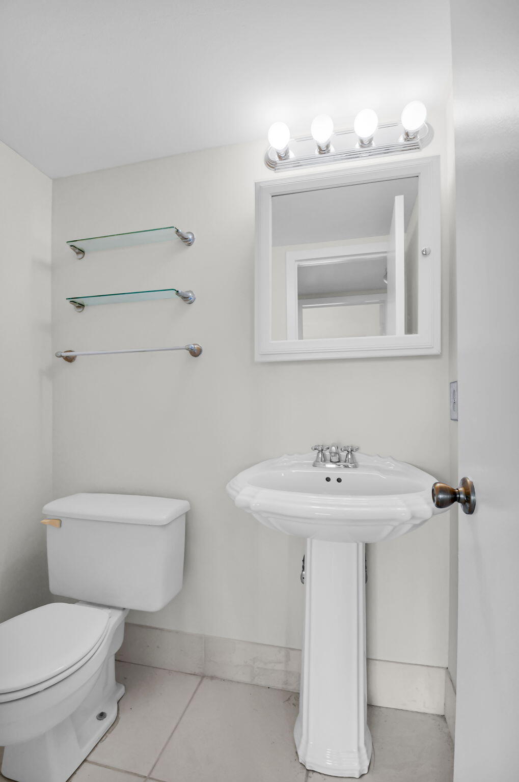 4088 Exeter Boca Raton, FL 33434 - Photo 22 of 48 1/2 Bathroom