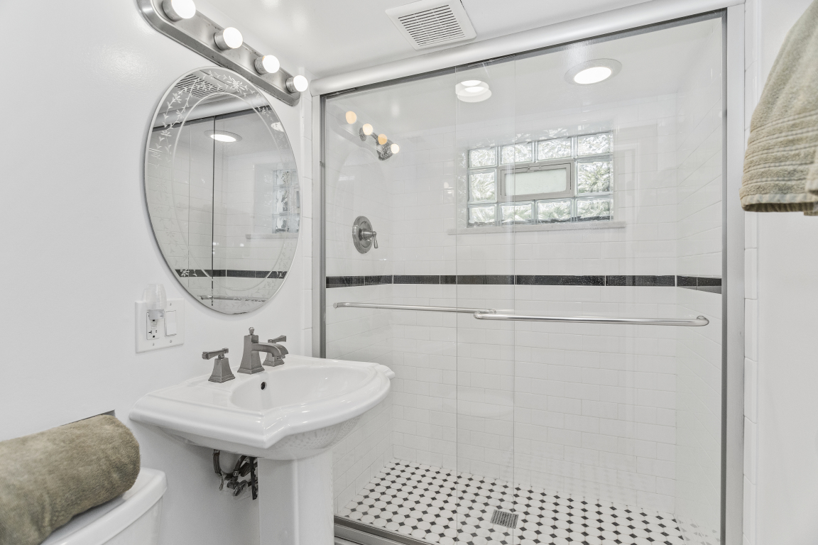 2353 Ridge Avenue Evanston, IL 60201 - Photo 28 of 35
