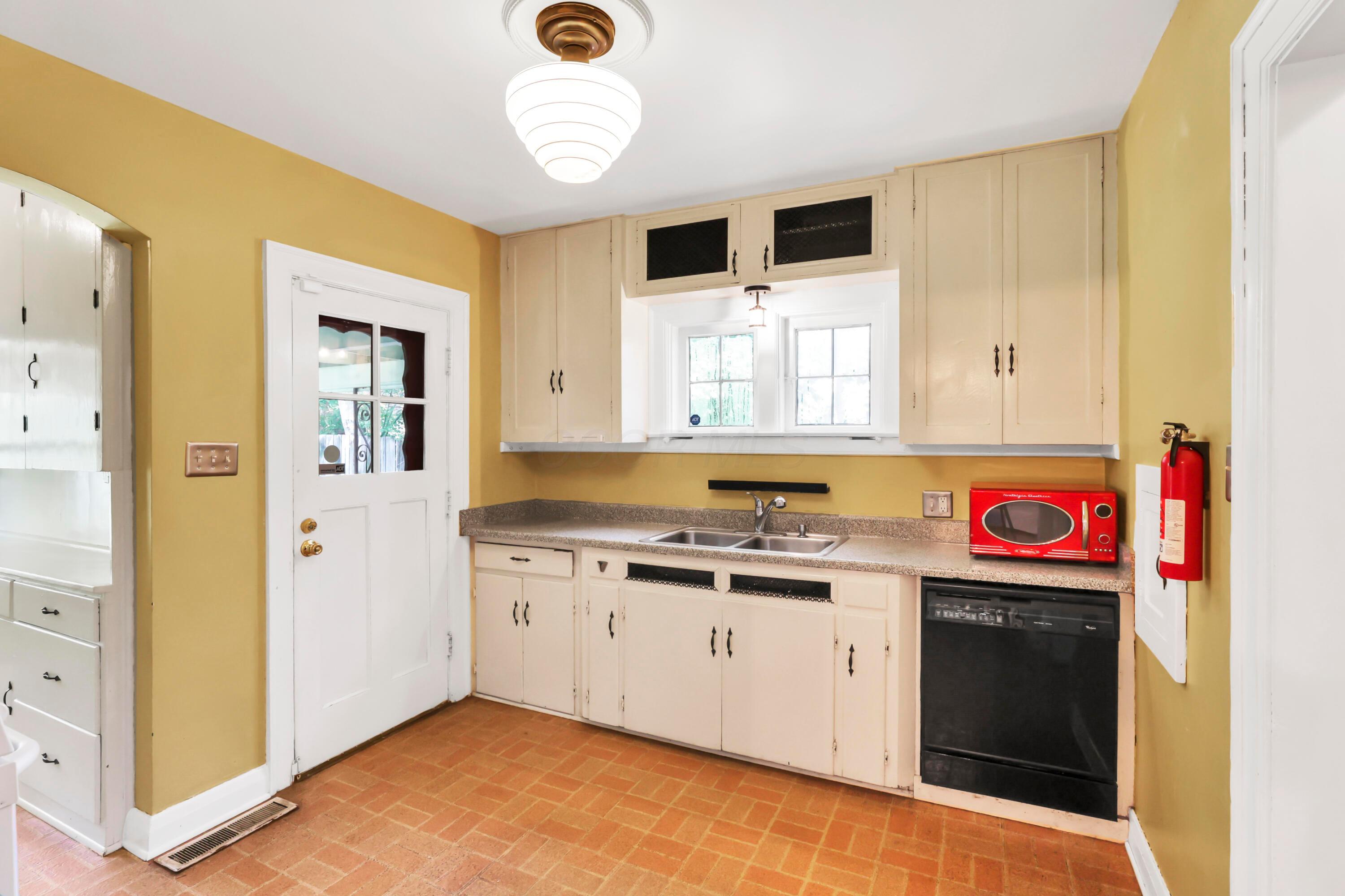 297 South James Road Columbus, OH 43213 - Photo 11 of 45 9-print-011A7527