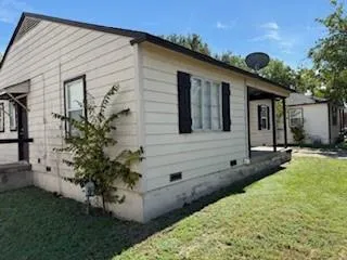 a view of a back yard of the house