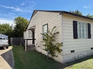 a view of a back yard of the house