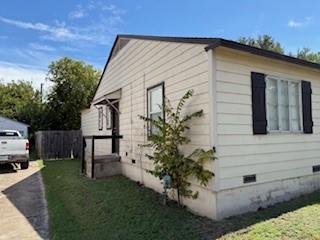 502 Northeast 19th Street Grand Prairie, TX 75050 - Photo 5 of 30 a view of a back yard of the house