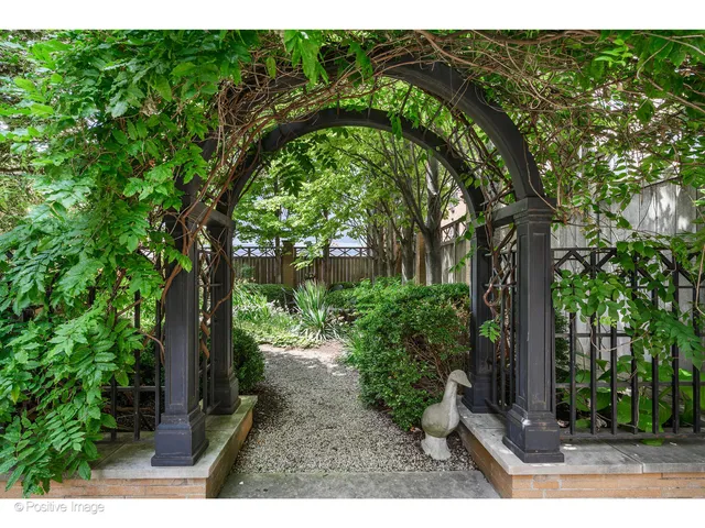 $3,995,000 | 536 West Barry Avenue, Chicago, IL 60657