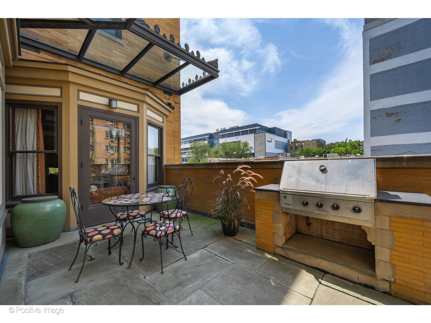 536 West Barry Avenue Chicago, IL 60657 - Photo 44 of 55 a view of a patio with table and chairs