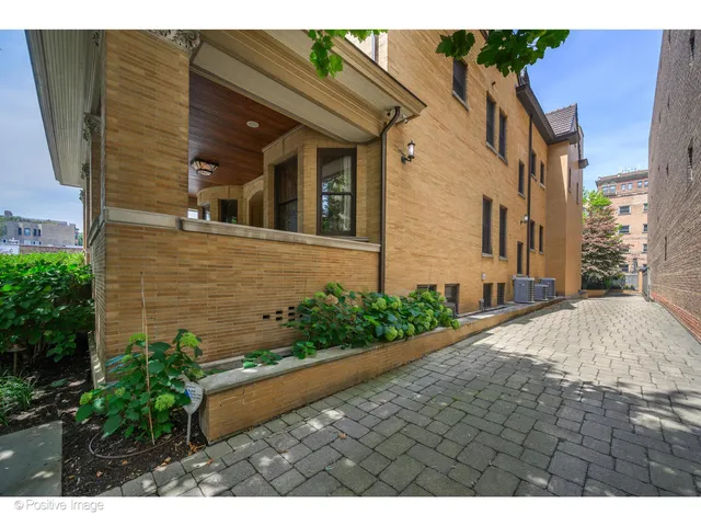 $3,995,000 | 536 West Barry Avenue, Chicago, IL 60657