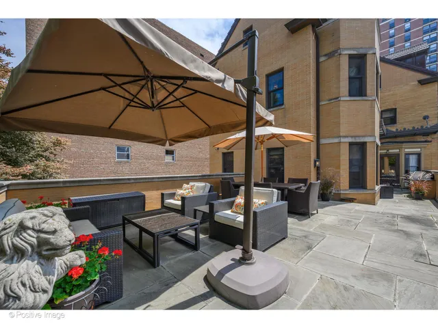 $3,995,000 | 536 West Barry Avenue, Chicago, IL 60657