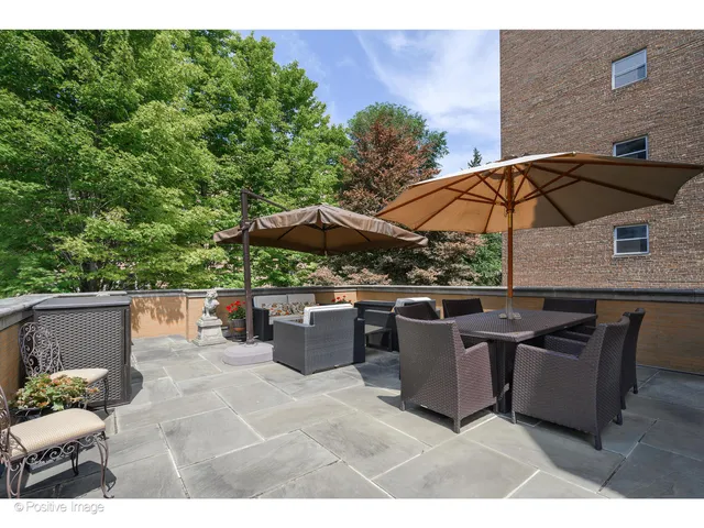 $3,995,000 | 536 West Barry Avenue, Chicago, IL 60657