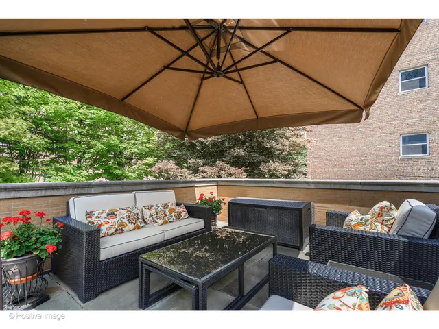 $3,995,000 | 536 West Barry Avenue, Chicago, IL 60657