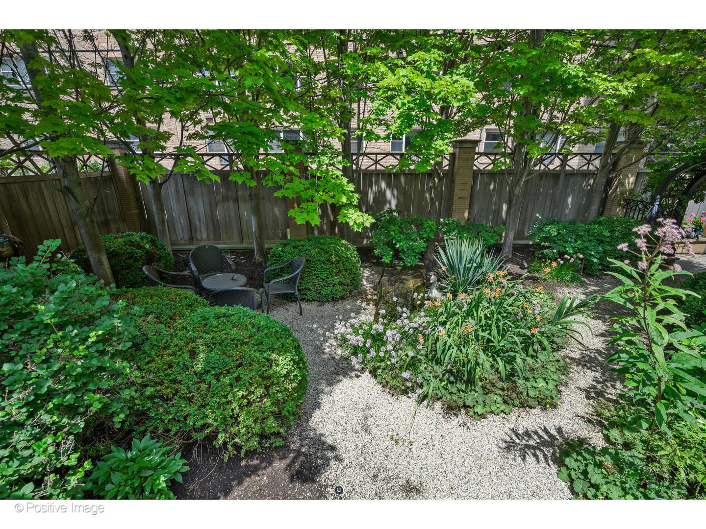 536 West Barry Avenue Chicago, IL 60657 - Photo 51 of 55 a backyard of a house with lots of green space