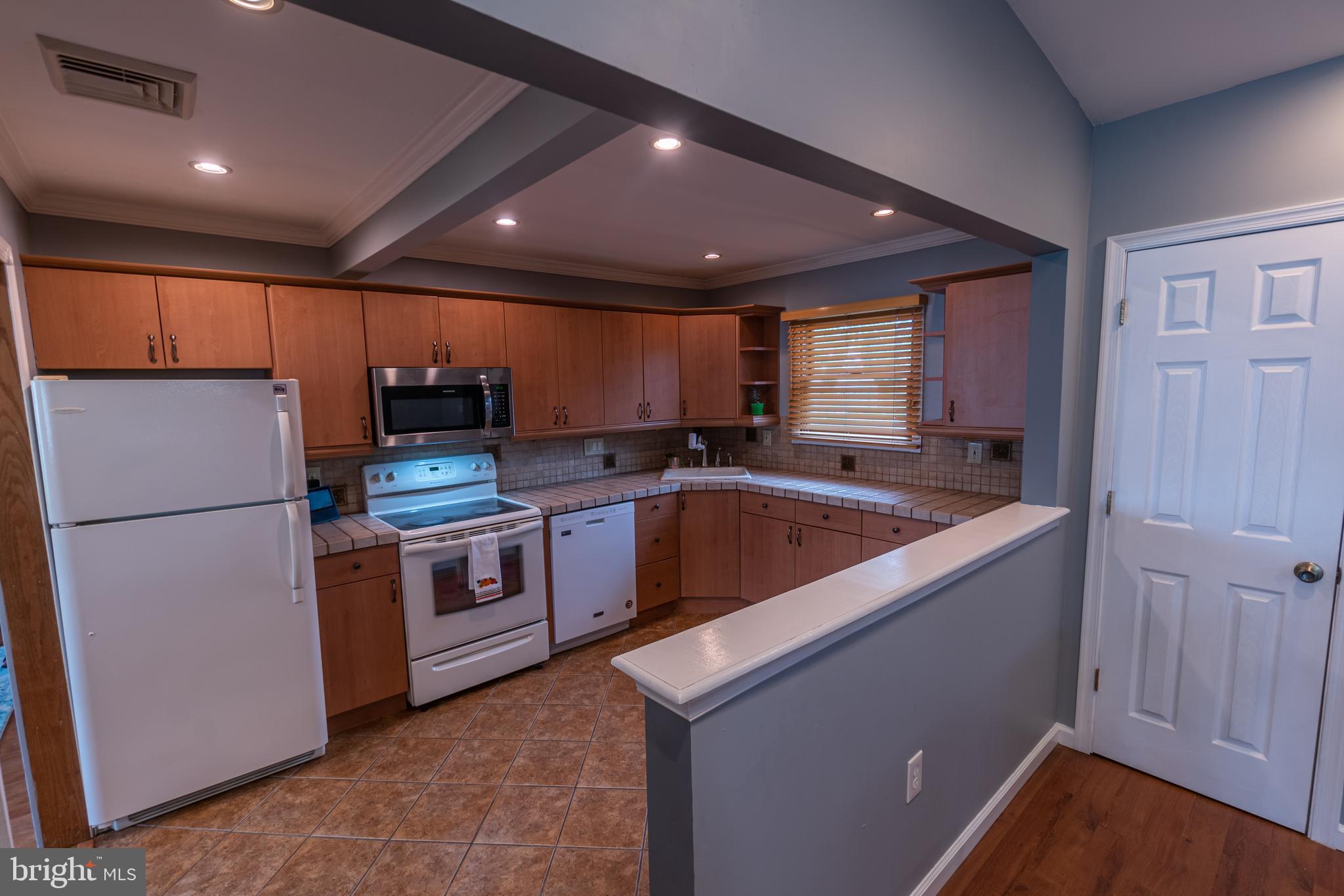 54 Ridge Lane Levittown, PA 19055 - Photo 11 of 43 Gallery Image 11