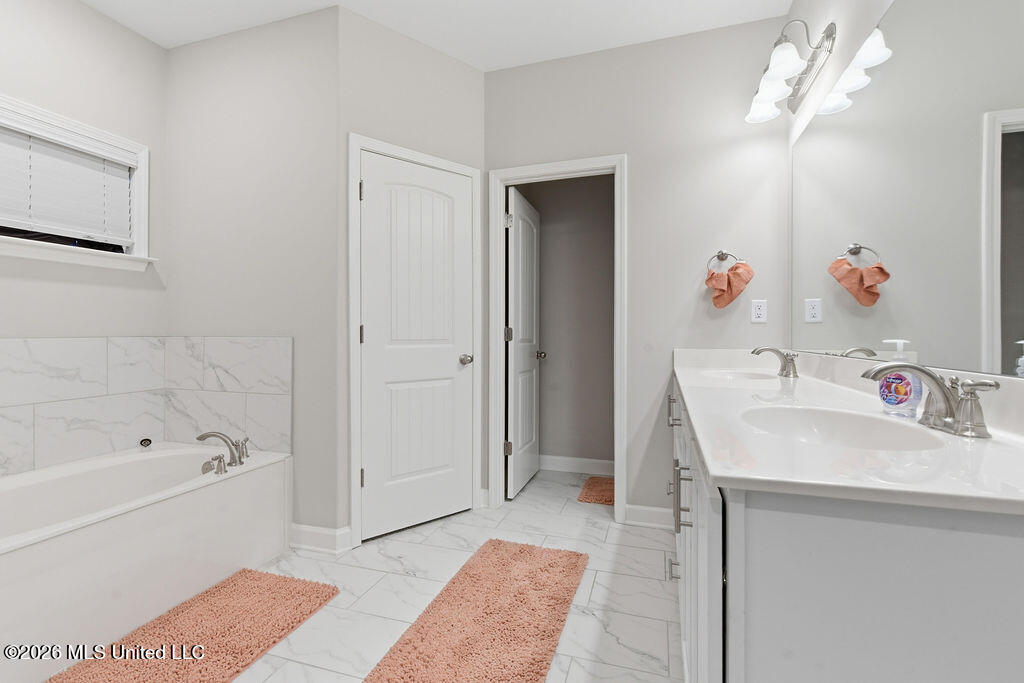 9115 Lakeside Circle South Walls, MS 38680 - Photo 10 of 18 Primary Bathroom Suite