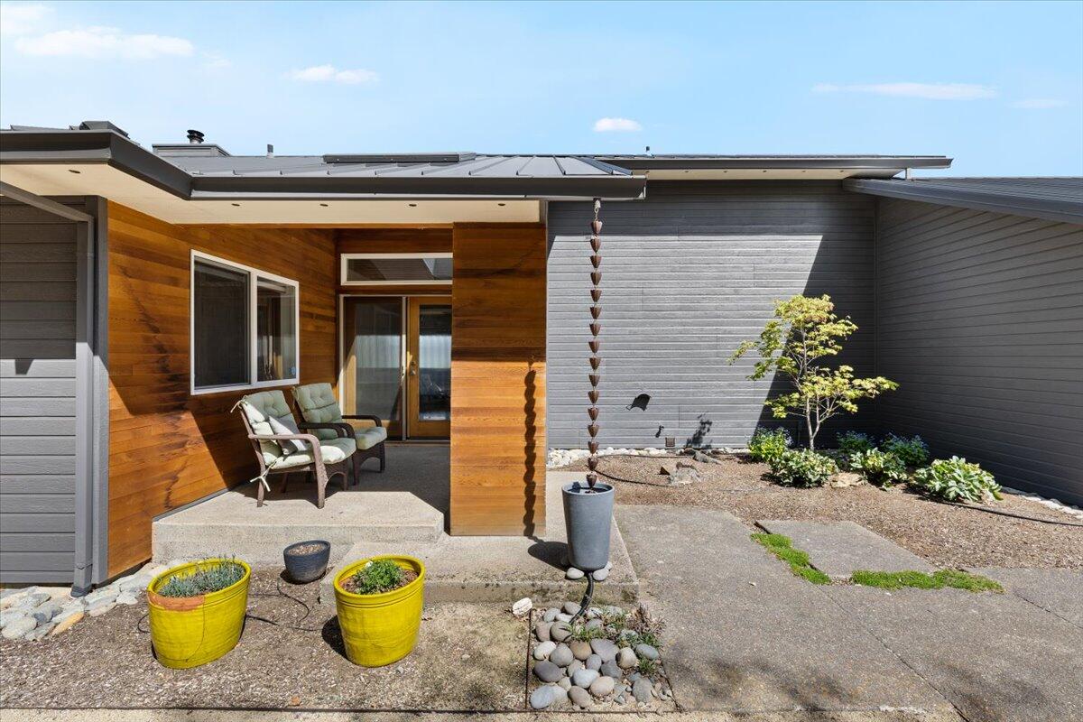 5229 Pioneer Road Medford, OR 97501 - Photo 13 of 62 Covered porch, perfect for relaxing and seating!