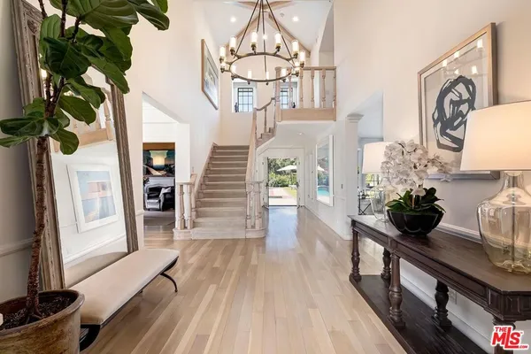 a view of entryway and kitchen