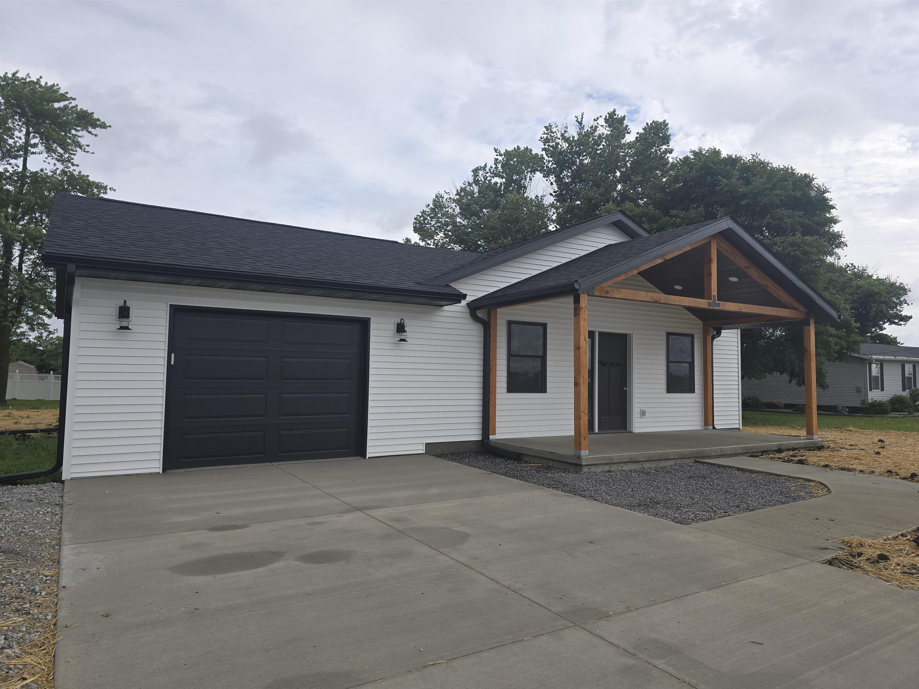 1005 Augusta Road Carthage, IL 62321 - Photo 3 of 3