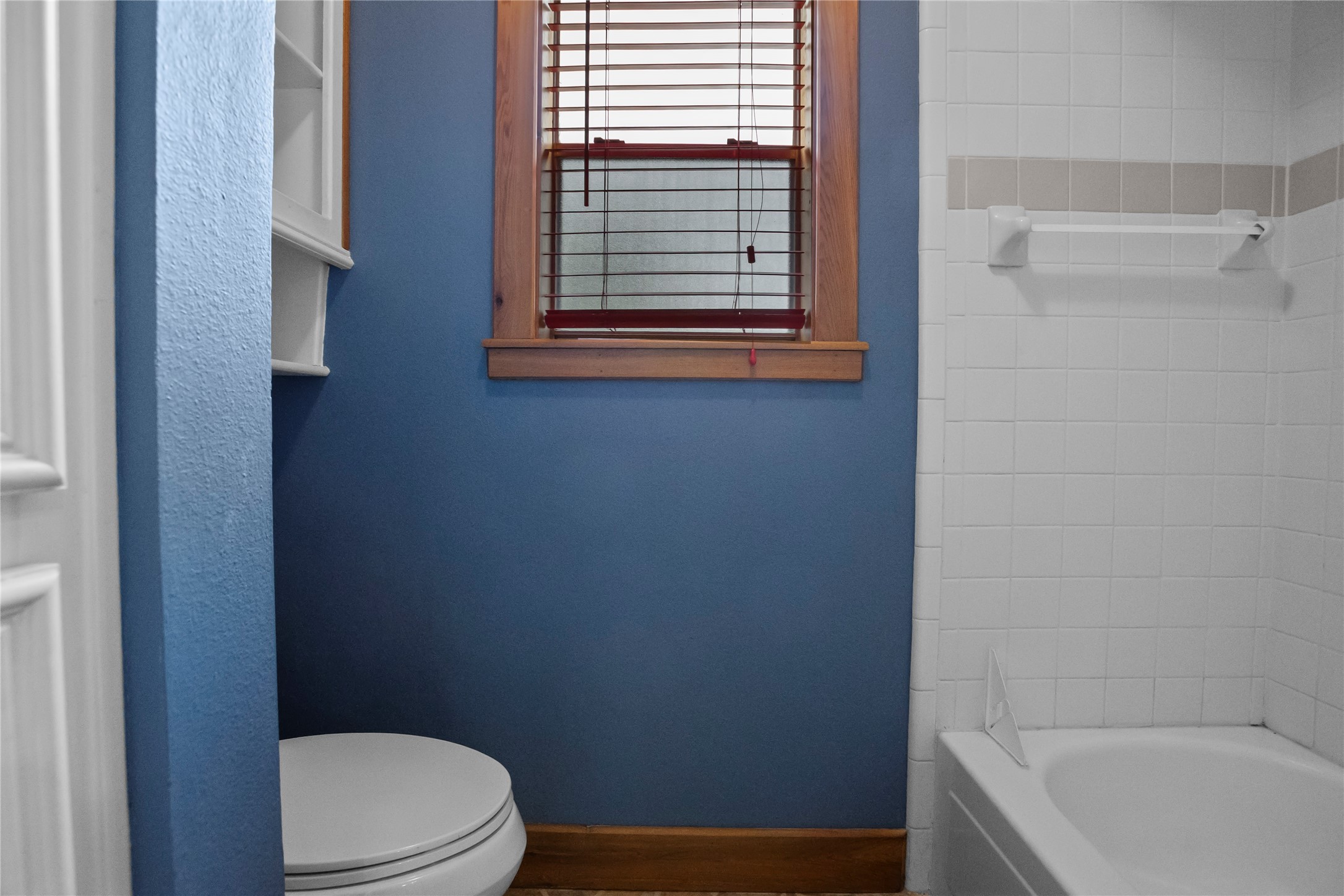 22916 East Martin Drive Porter, TX 77365 - Photo 29 of 43 a bathroom with a toilet and bathtub