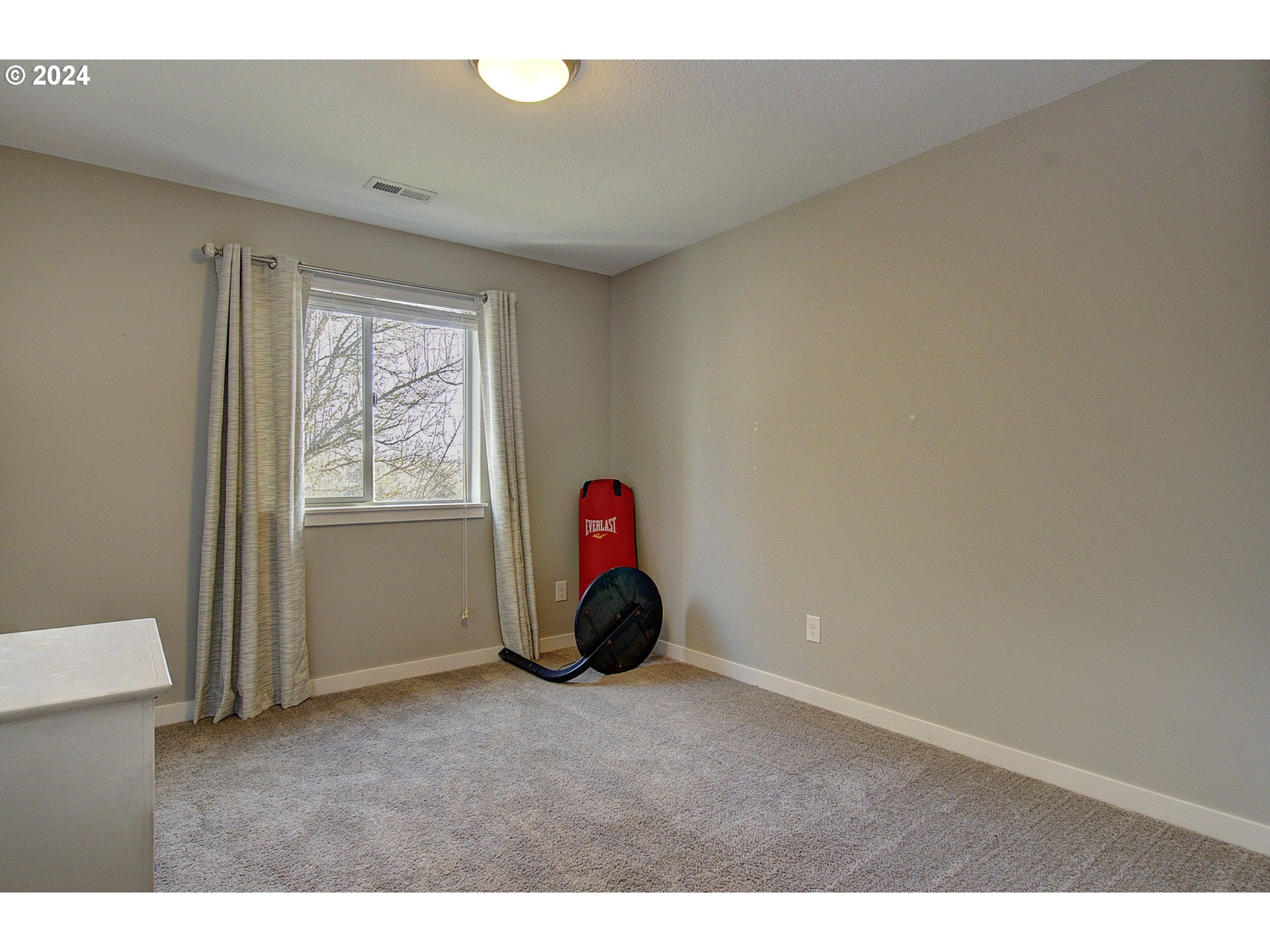 146 North 44th Place Ridgefield, WA 98642 - Photo 16 of 30 a view of a room with air conditioner and windows